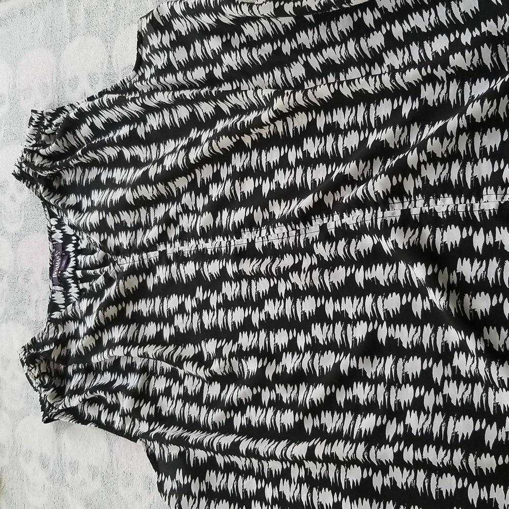 Women's Roaman's sleeveless black/white blouse size 26W
